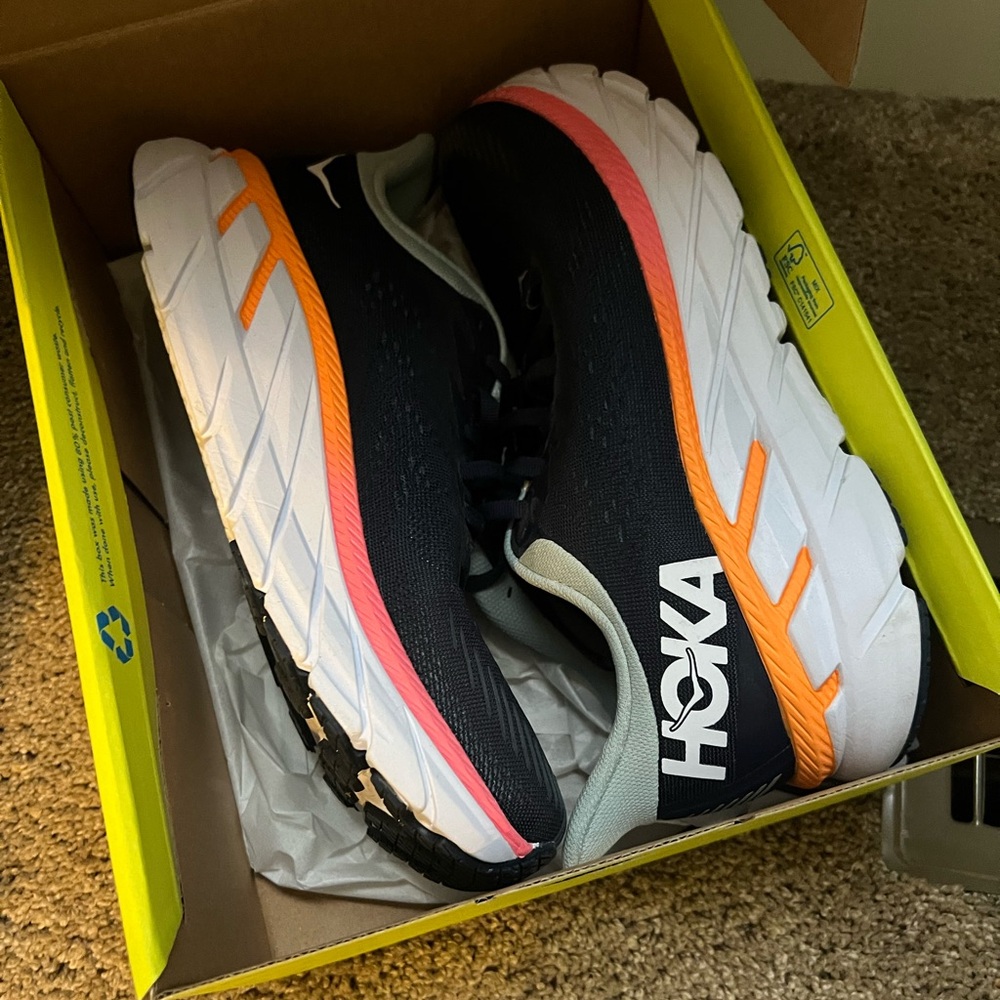 Women’s Hoka Bondi size 8D in dark blue color
